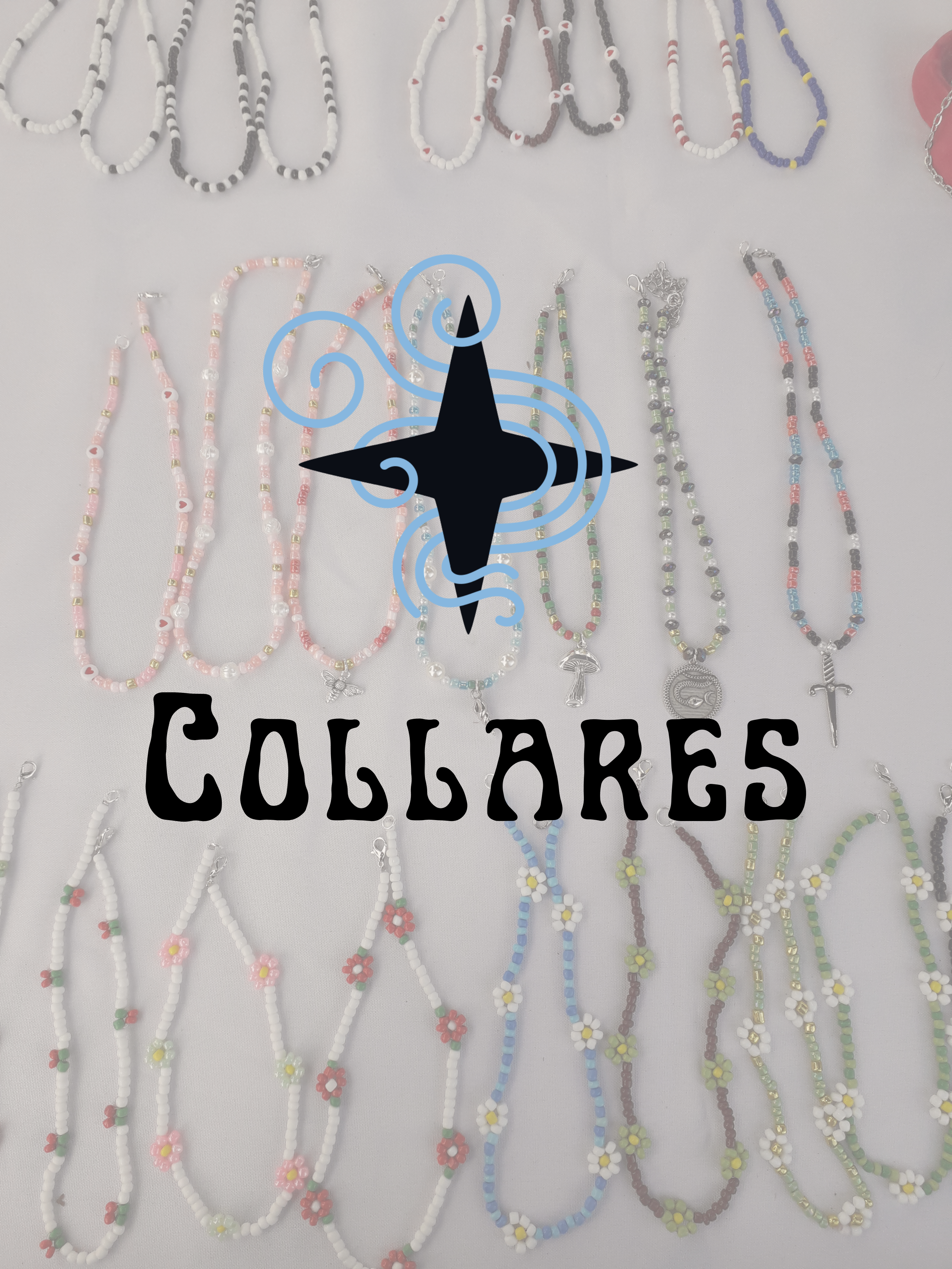 Collares sobre una mesa...